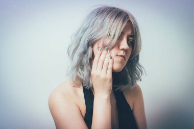 Diş ağrısı çeken kadın stüdyo geçmişine karşı