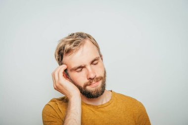 Uyu. Stüdyo geçmişine karşı adam