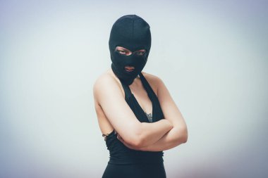 Başında kar maskesi ya da kar maskesi olan kadın.