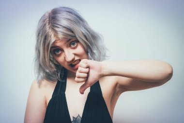 Kadın baş parmak hareketi gösteriyor.