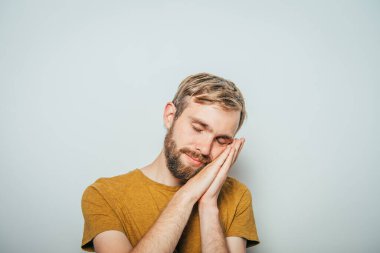 Uyu. Stüdyo geçmişine karşı adam