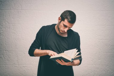 Elinde kitap olan adam.