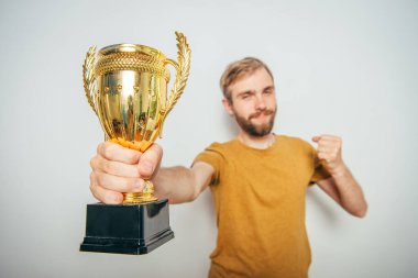 Altın kadehli bir adam