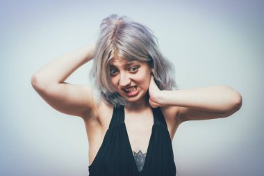 Kapalı portre mutsuz, kronik boyun ağrısı olan genç ve güzel bir kadın, uzun saatler çalıştıktan sonra kas burkulması,