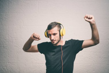 Kulaklıklı bir adam stüdyo geçmişine karşı.