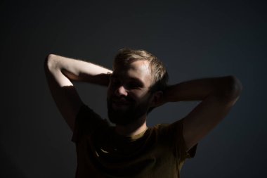 Tatmin ve uzayan eller adamım.