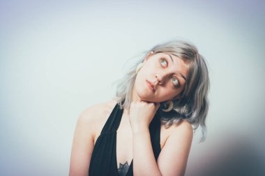 Kadın stüdyo geçmişine karşı düşünüyor.