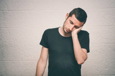 Uyu. Stüdyo geçmişine karşı adam