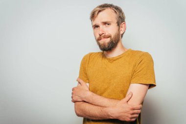 Kollarını kavuşturmuş bir adamın portresi.