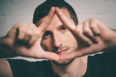 Adam çerçeve eli yapıyor