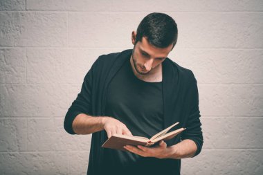 Elinde kitap olan adam.