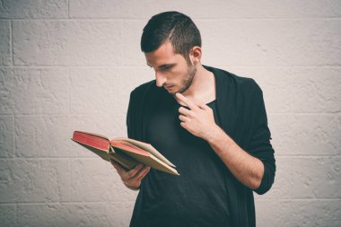 Elinde kitap olan adam.