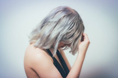 Baş ağrısı çeken kadın stüdyo geçmişine karşı