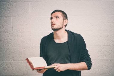 Elinde kitap olan adam.