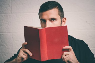 Elinde kitap olan adam.