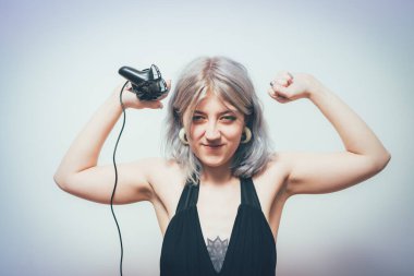 Oyun konsolunda oyun çubuğunda oynayan kadın