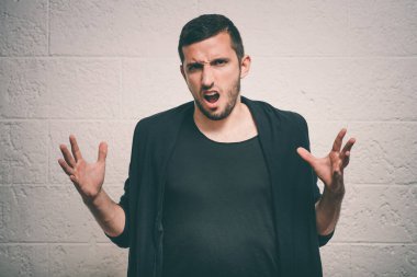 Stüdyoda poz veren adam