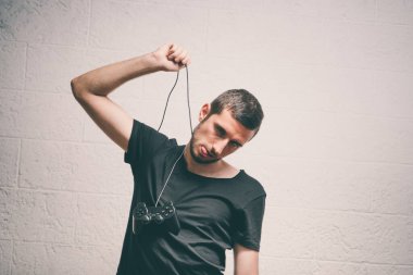 Stüdyoda poz veren adam