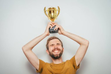 Altın kadehli bir adam