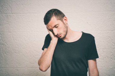 Stüdyoda poz veren adam