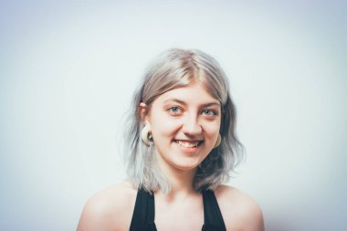 Stüdyo arka planına gülen kadın