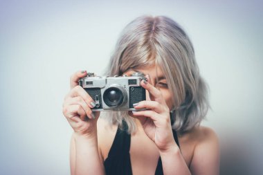 Stüdyo arka planında kamera olan kadın