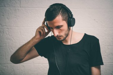 Stüdyoda poz veren adam