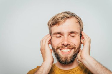 Kulaklarını kapat dostum.