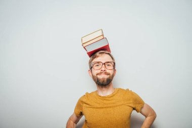 Elinde kitap olan adam.