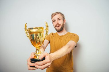 Altın kadehli bir adam