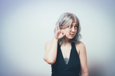 Bir kadına kulak misafiri olur, dinlemeye çalışır..