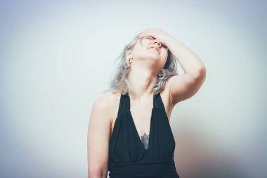 Baş ağrısı çeken kadın stüdyo geçmişine karşı