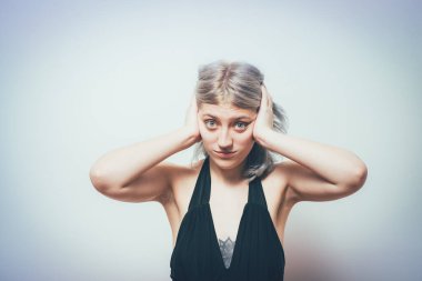 Kulaklarını kapat, bayan.