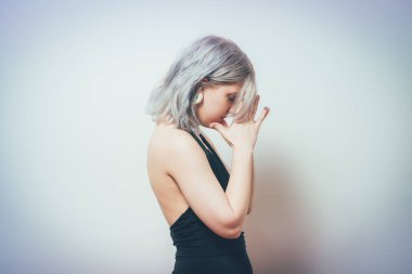 Dua et. Bir kadın. Stüdyo arka planı