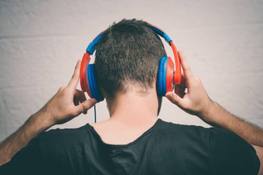 Stüdyoda poz veren adam