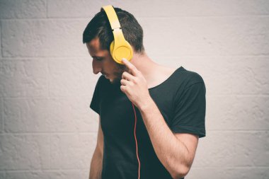 Stüdyoda poz veren adam