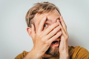 Parmaklarından İzle.