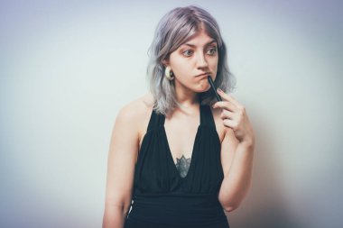 Kadın stüdyo geçmişine karşı düşünüyor.