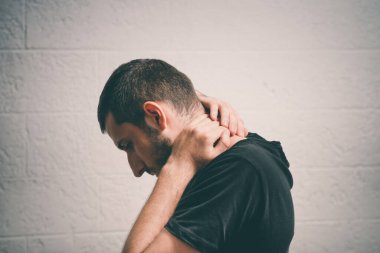 Boyun ağrısı. Arkadaki adam