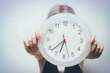 Saat Kadın stüdyo arka planına karşı