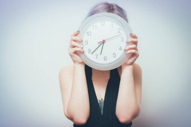 Saat Kadın stüdyo arka planına karşı