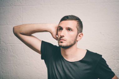 Stüdyoda poz veren adam