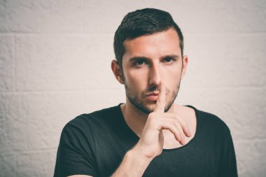 Adam parmağını onun dudaklarına koydu.