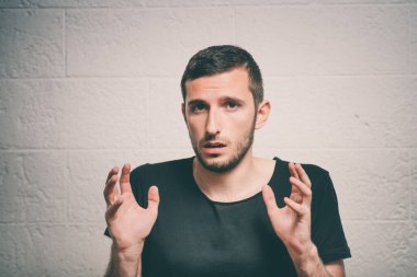 Stüdyoda poz veren adam