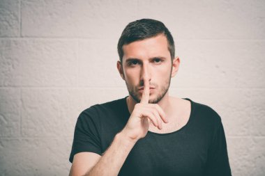 Adam parmağını onun dudaklarına koydu.