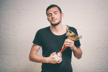 Altın kadehli bir adam