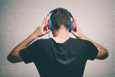 Stüdyoda poz veren adam