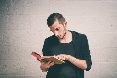 Elinde kitap olan adam.