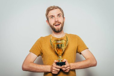 Altın kadehli bir adam