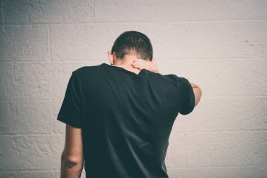 Boyun ağrısı. Arkadaki adam